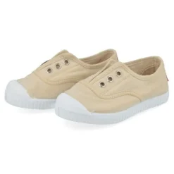 sport-en speelschoenen zand