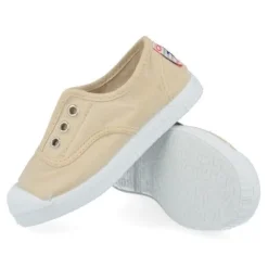 sport-en speelschoenen zand