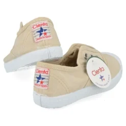 sport-en speelschoenen zand